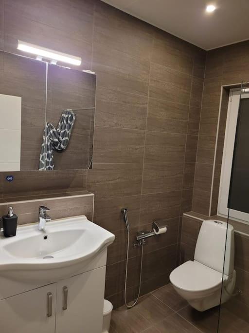 Beautiful Terraced House With Private Parking Villa Сандвикен Екстериор снимка