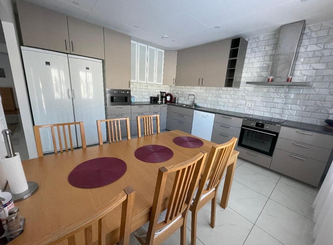 Beautiful Terraced House With Private Parking Villa Сандвикен Екстериор снимка