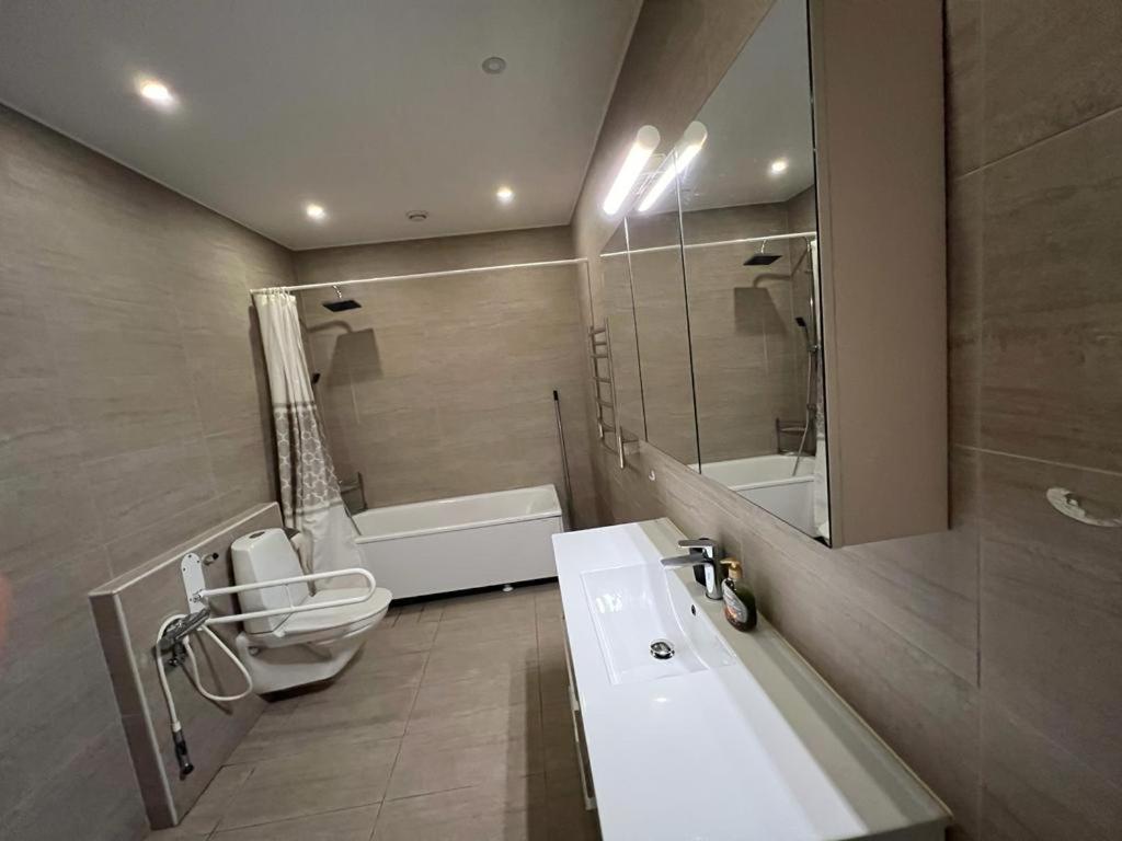 Beautiful Terraced House With Private Parking Villa Сандвикен Екстериор снимка